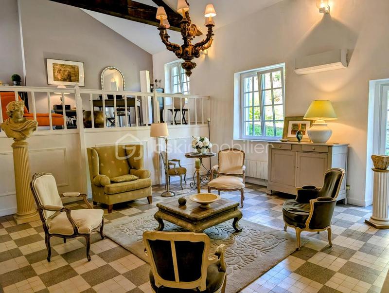 Maison - 296 m² - 9 pièces