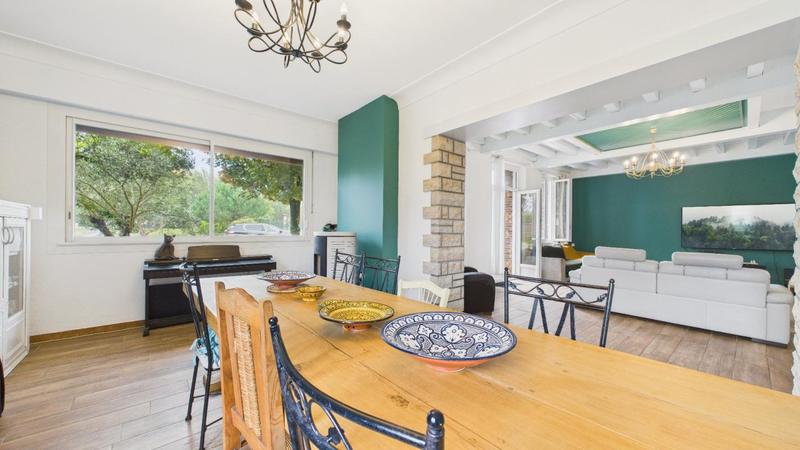 Maison - 256 m² - 9 pièces