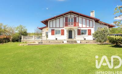 Maison - 202 m² - 6 pièces