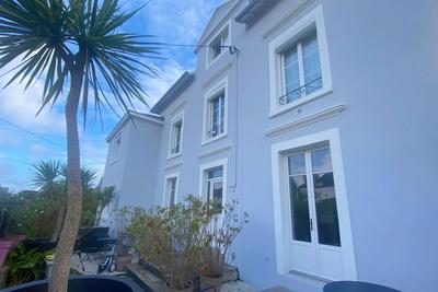 Demeure - 234 m² - 10 pièces