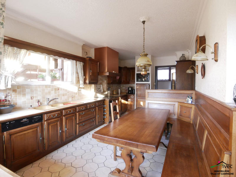 Maison - 238 m² - 8 pièces