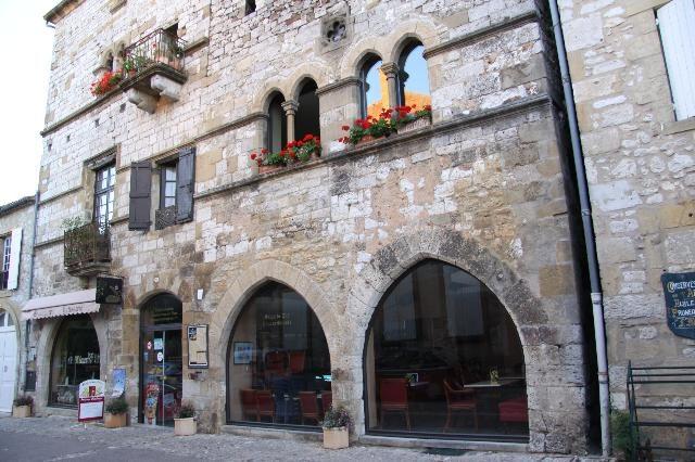 Maison traditionnelle - 900 m² - 10 pièces