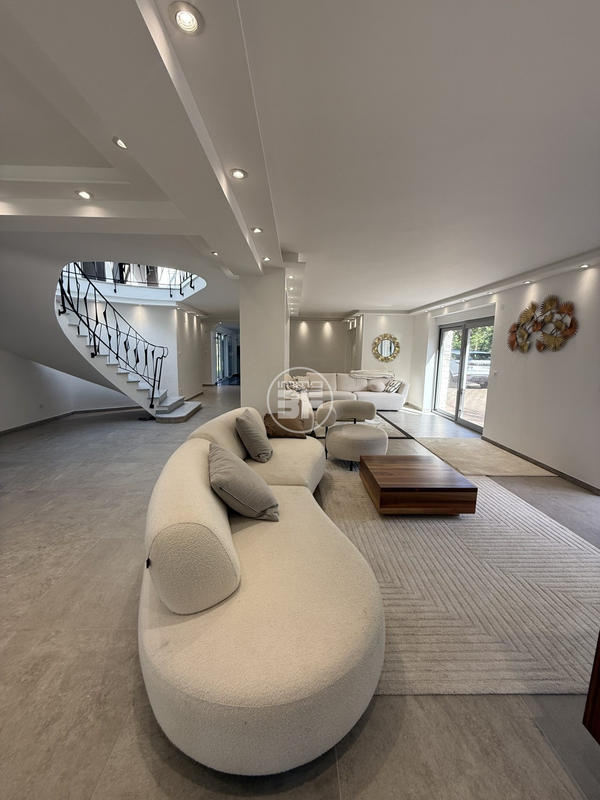 Villa - 486 m² - 11 pièces