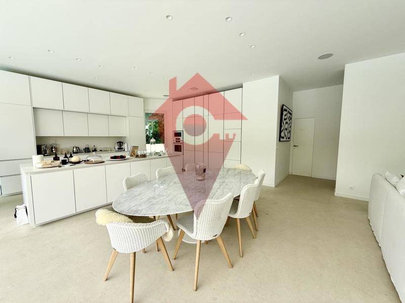 Maison - 285 m² - 8 pièces