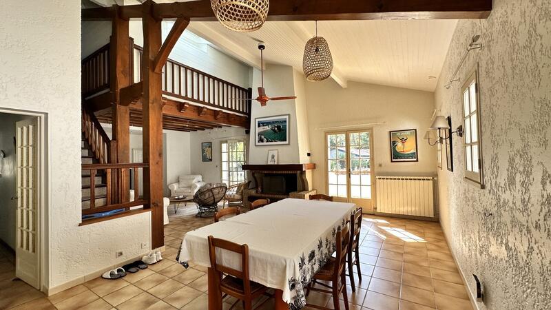 Maison - 220 m² - 7 pièces