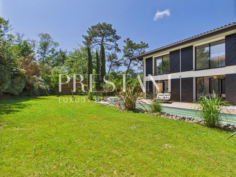 Maison - 310 m² - 11 pièces