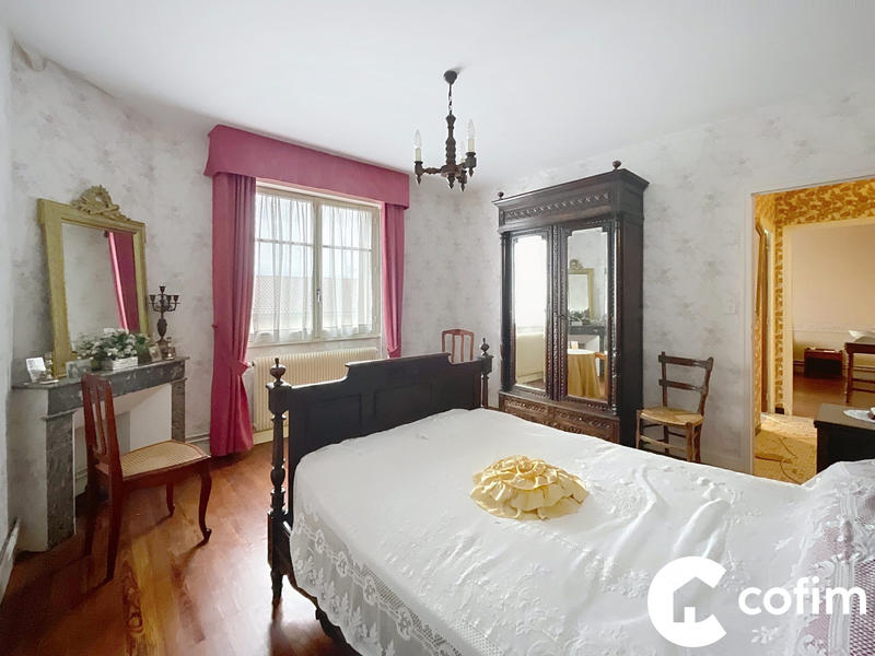 Maison traditionnelle - 236 m² - 10 pièces