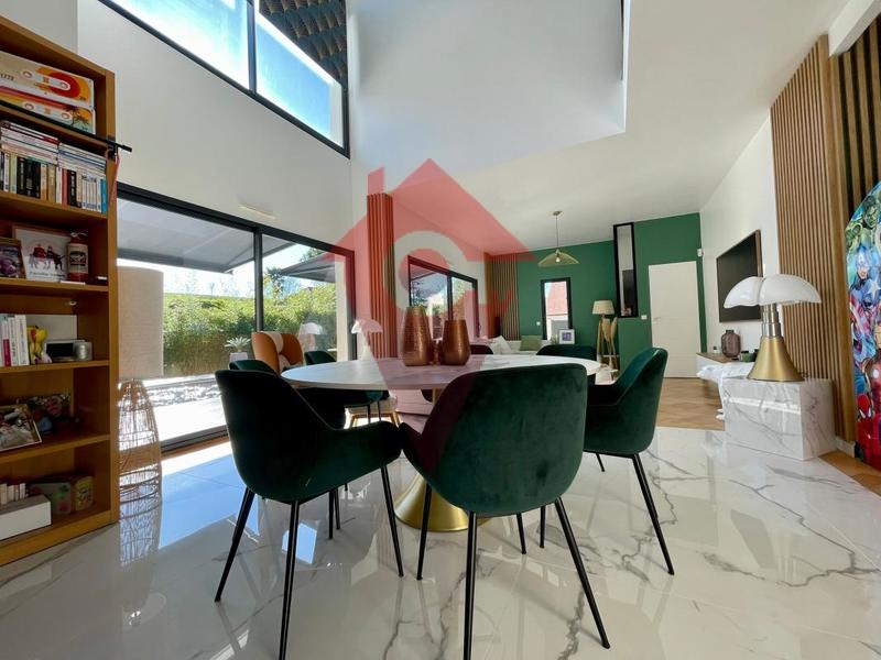 Maison - 212 m² - 7 pièces