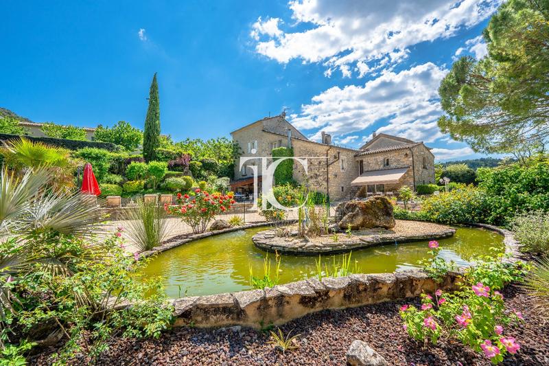 Maison - 397 m² - 12 pièces