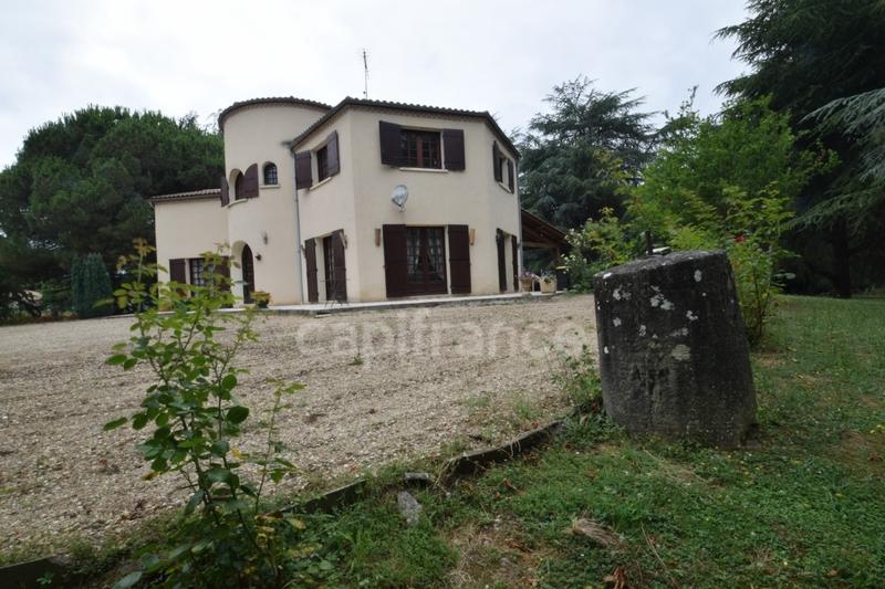 Maison - 235 m² - 8 pièces