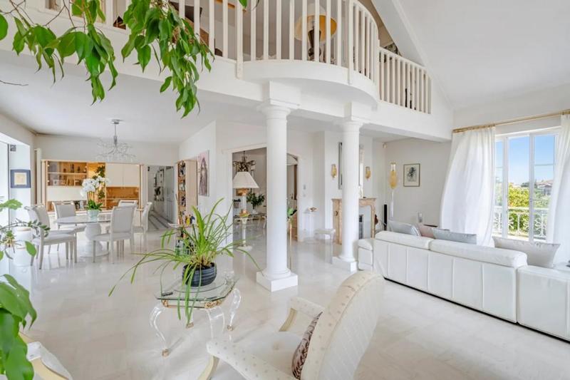 Propriété - 289 m² - 9 pièces