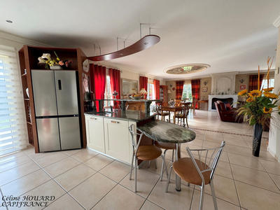 Maison - 270 m² - 9 pièces