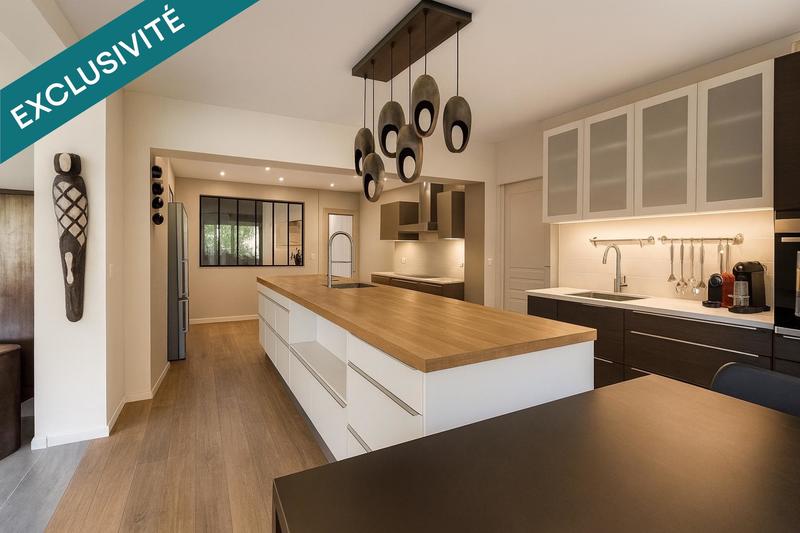 Maison - 325 m² - 8 pièces