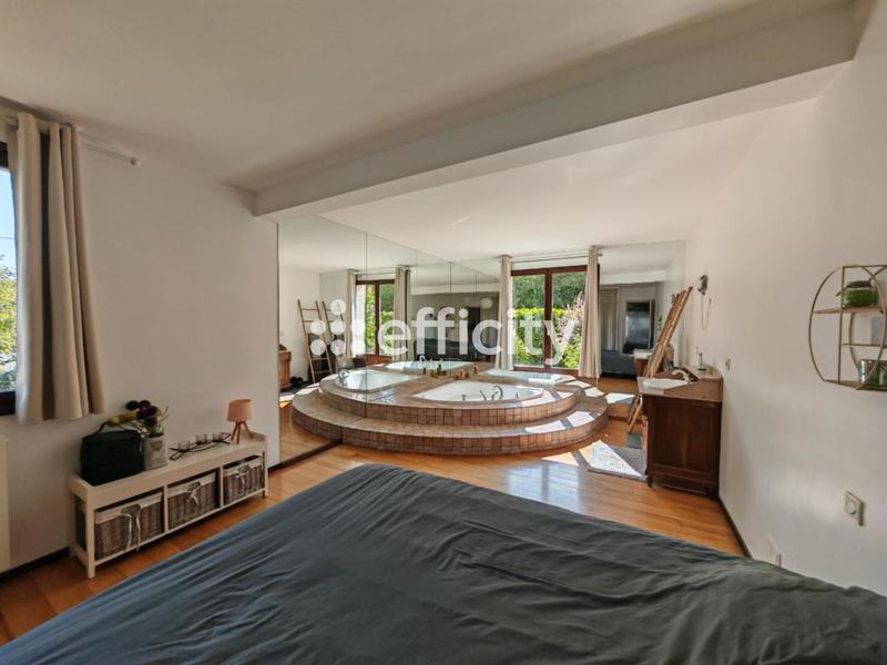 Maison - 233 m² - 7 pièces