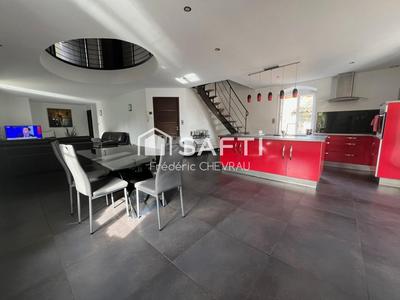 Maison - 200 m² - 8 pièces