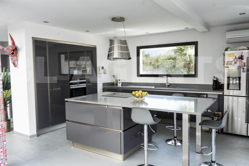 Maison - 260 m² - 6 pièces