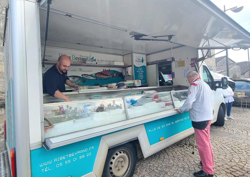 Marché hebdomadaire de Sauviat sur Vige