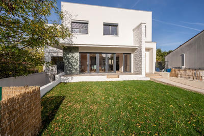 Maison - 300 m² - 15 pièces