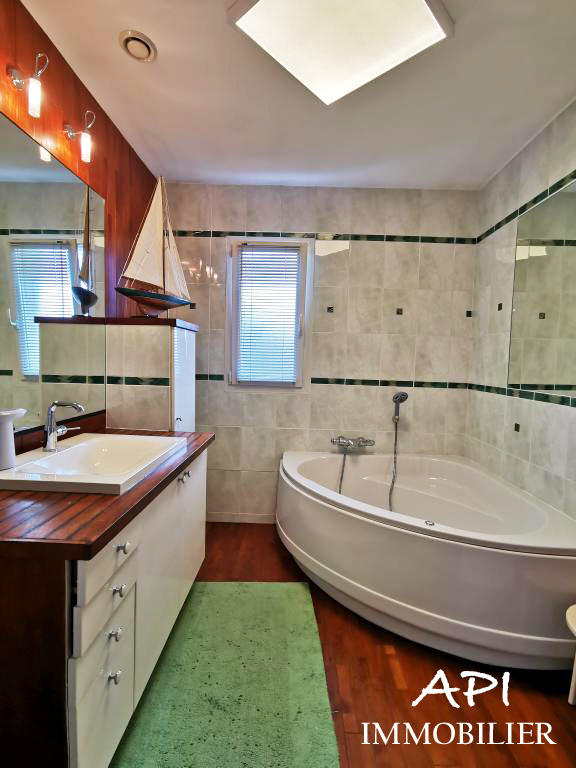 Maison - 200 m² - 7 pièces