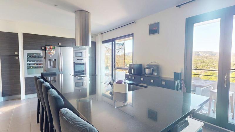 Maison - 143 m² - 6 pièces