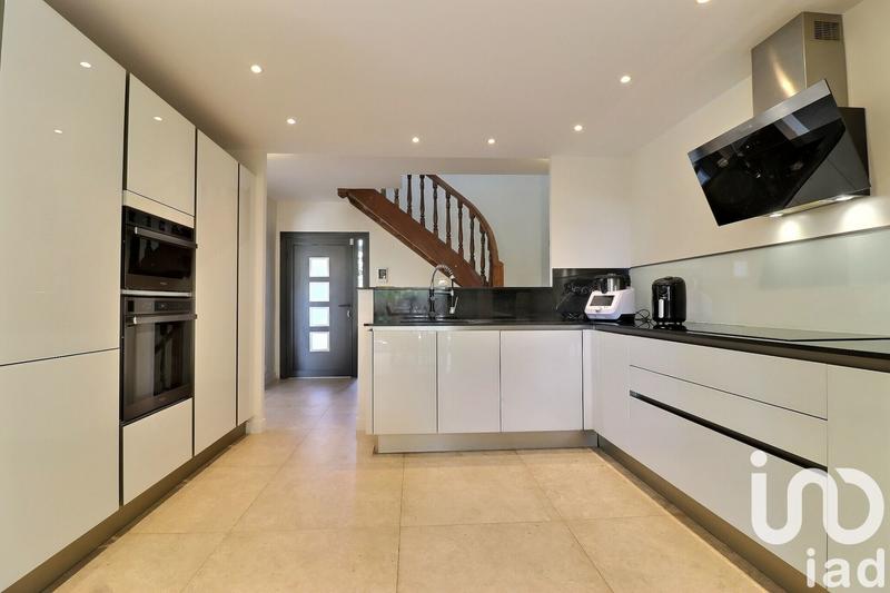 Maison - 240 m² - 5 pièces