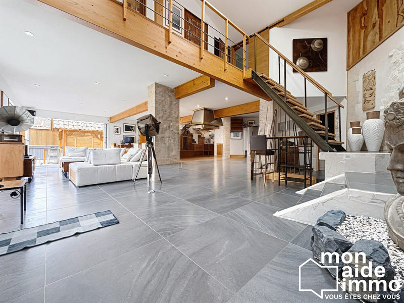 Maison - 220 m² - 6 pièces