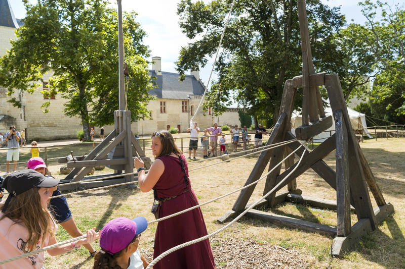 Sur le camp des bâtisseurs : tirs de machines