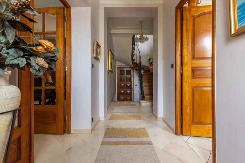 Maison - 220 m² - 6 pièces