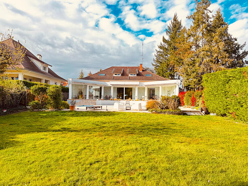 Maison - 360 m² - 9 pièces