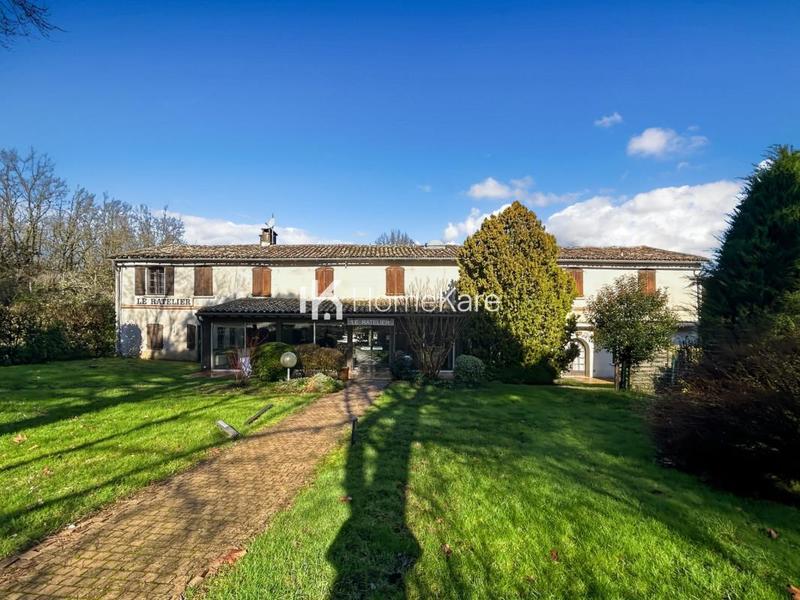 Propriété - 1 460 m² - 40 pièces