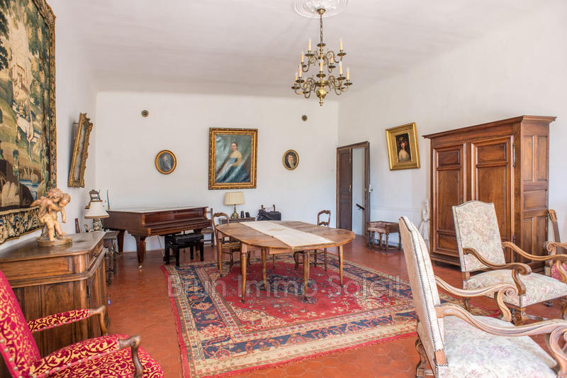 Maison - 904 m² - 23 pièces