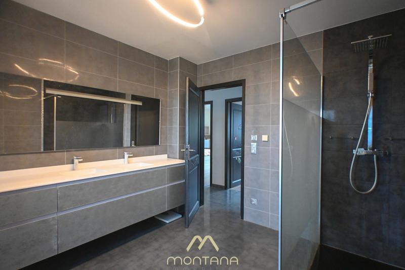 Maison contemporaine - 272 m² - 8 pièces