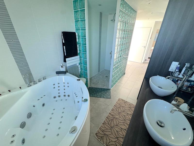 Maison - 205 m² - 5 pièces