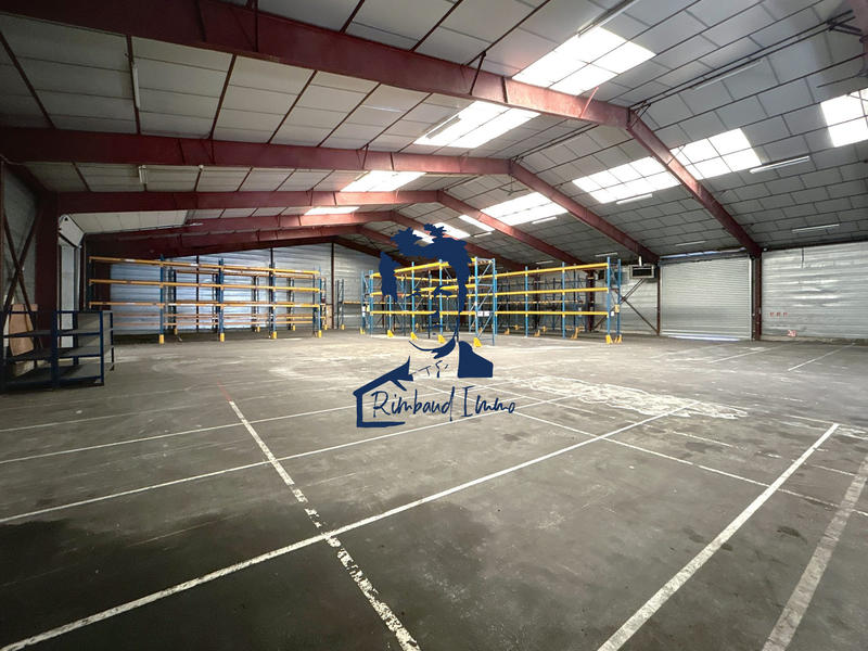 Entrepôt - 2 400 m²