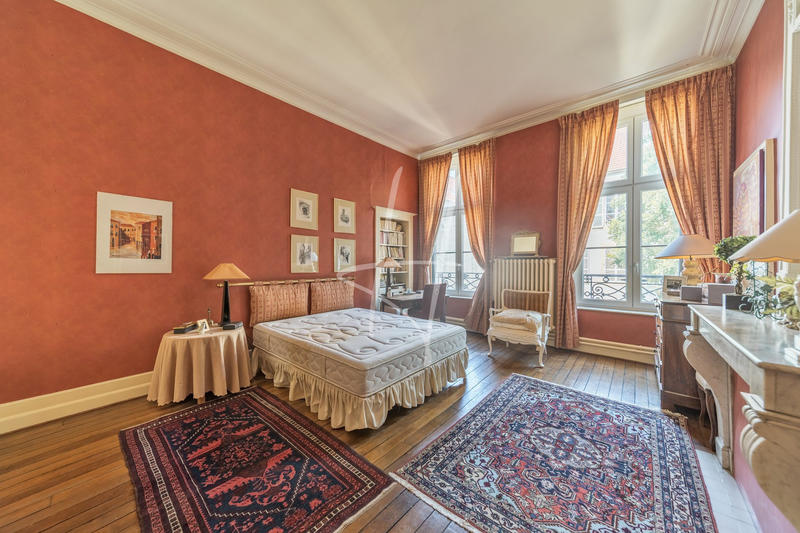 Appartement - 216 m² - 8 pièces