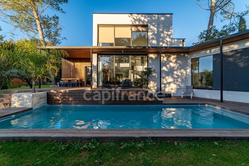 Maison - 220 m² - 7 pièces