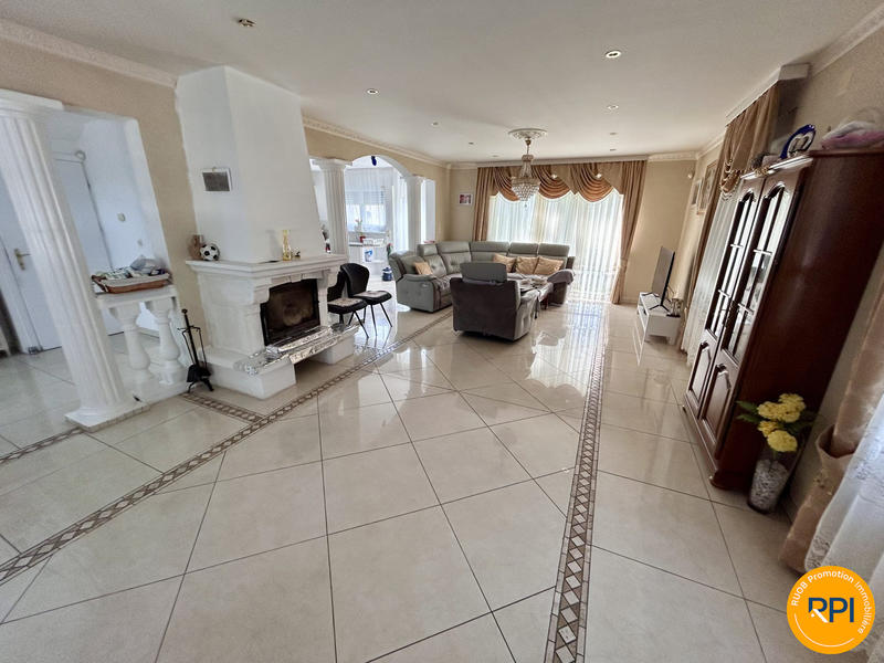 Maison - 335 m² - 7 pièces