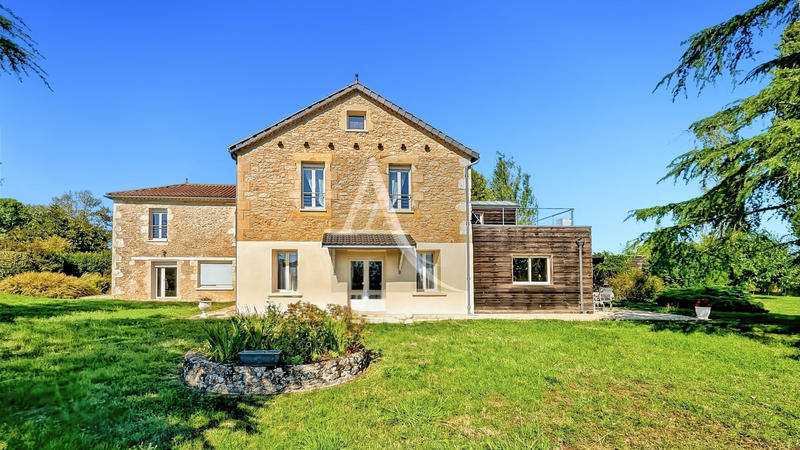Maison - 330 m² - 11 pièces