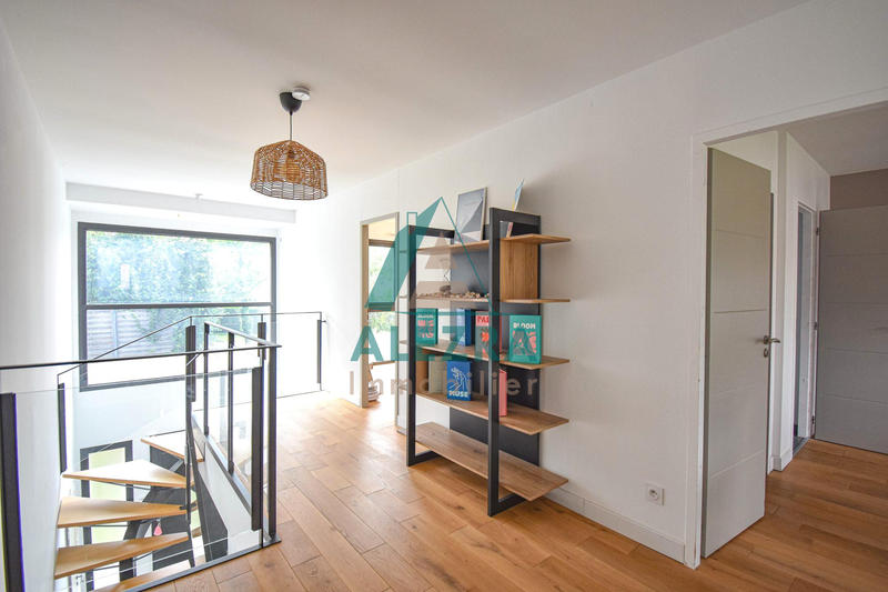 Maison - 181 m² - 7 pièces