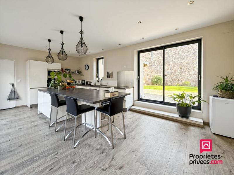 Maison - 234 m² - 9 pièces