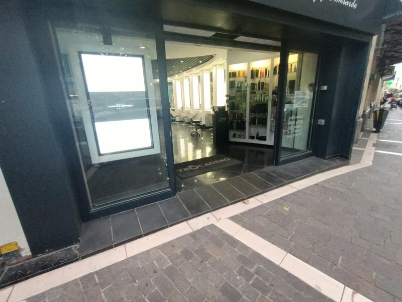 Fonds de commerce - Magasins - 156 m²