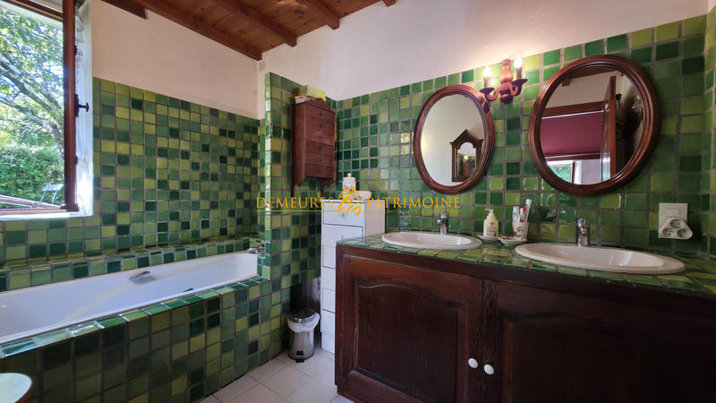 Maison - 250 m² - 7 pièces