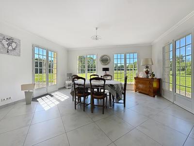 Maison - 300 m² - 10 pièces