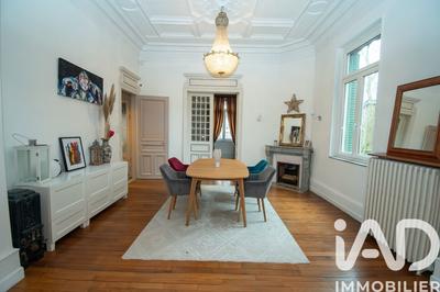 Maison - 247 m² - 9 pièces