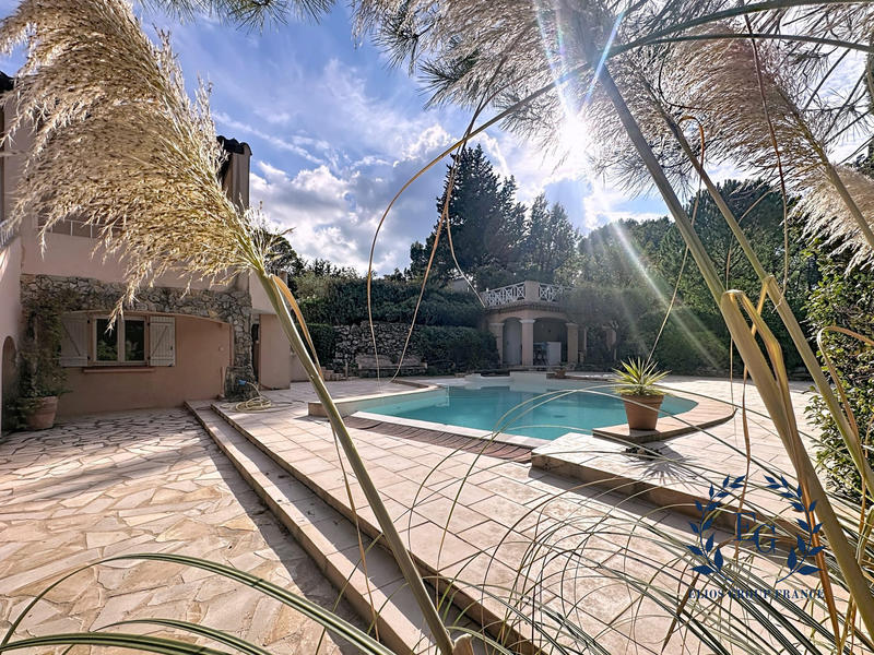 Maison - 218 m² - 7 pièces