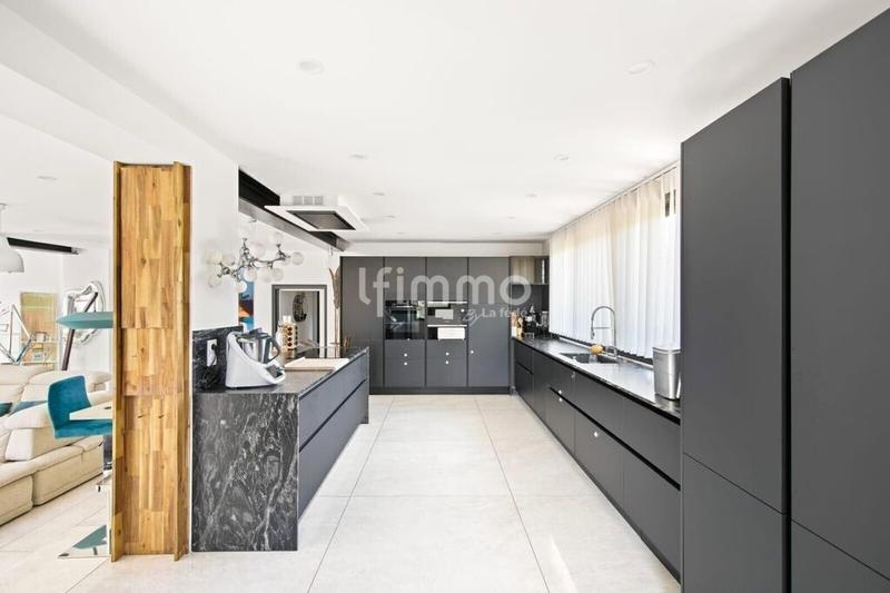 Maison - 270 m² - 6 pièces