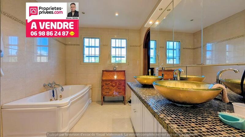 Maison - 220 m² - 8 pièces