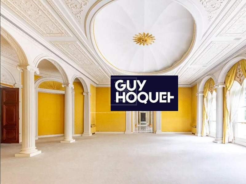 Maison - 1 061 m² - 12 pièces