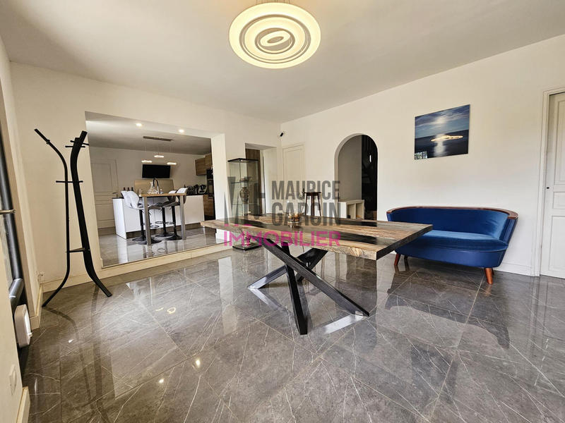 Maison - 232 m² - 8 pièces