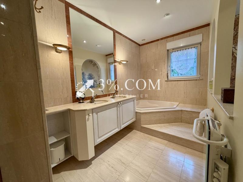 Propriété - 233 m² - 9 pièces